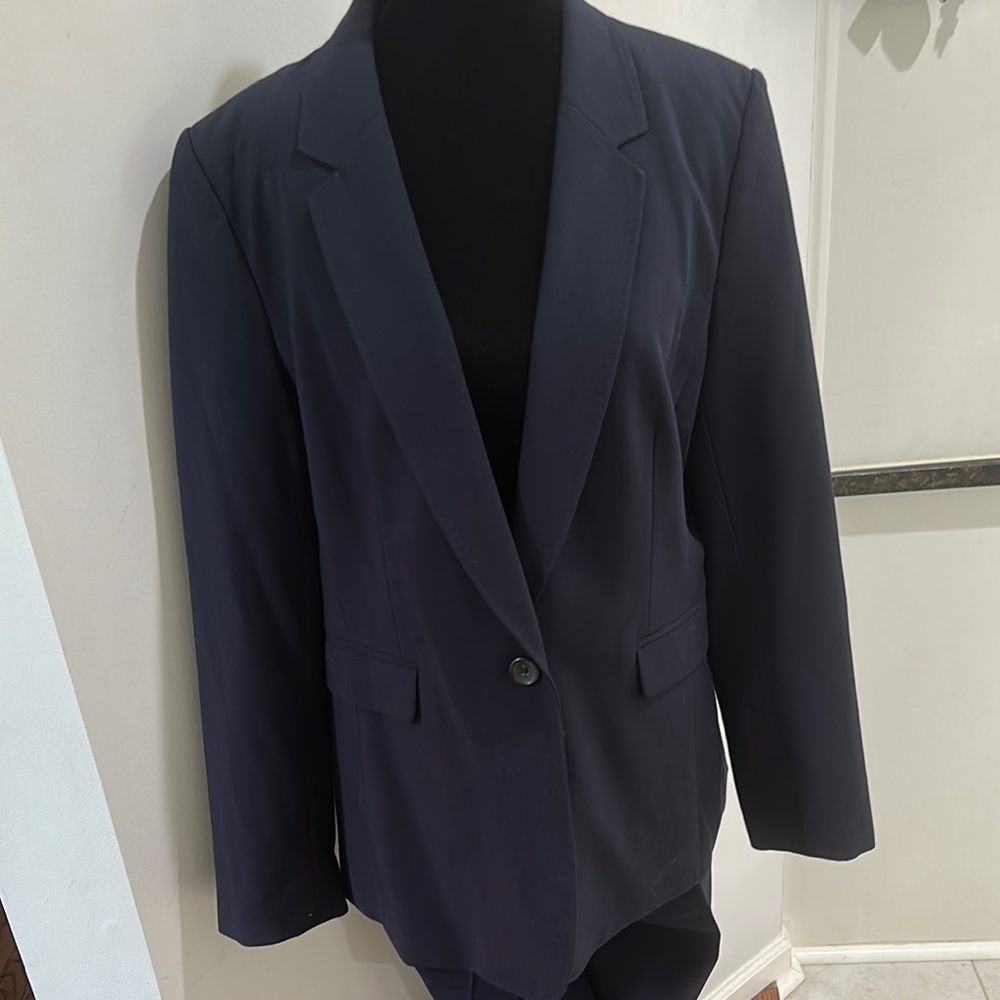 Classic DKNY 2-piece Navy Pants Suit